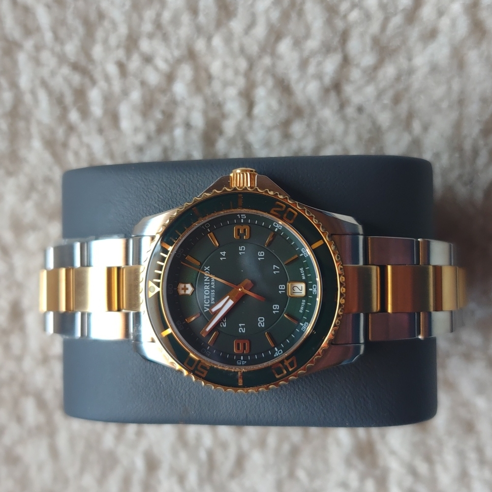 Women's New Victorinox Swiss Army watch - Picture 2 of 2